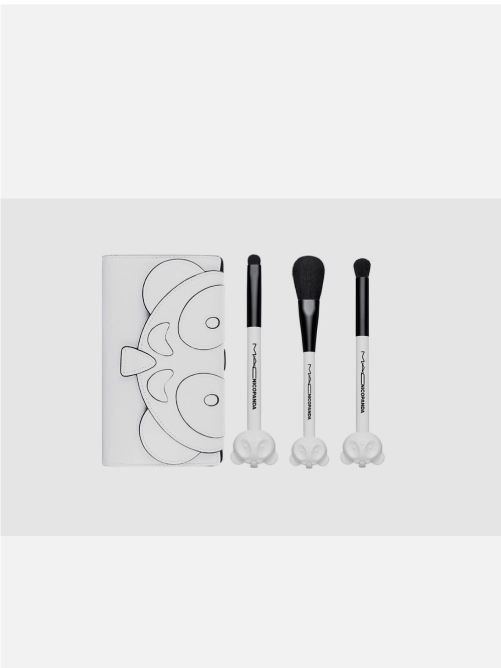NEW!  MAC Cosmetics White Handle Makeup Brush Set with Black Bristles